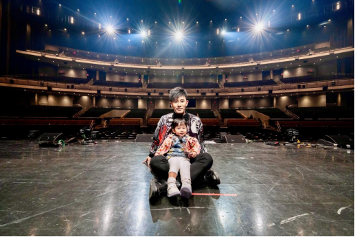 拉斯维加斯破纪录演出圆满成功：魔术师甄泽权圆梦 感动落泪与女儿同框在拉斯维加斯舞台上演出(拉斯维加斯oshow)