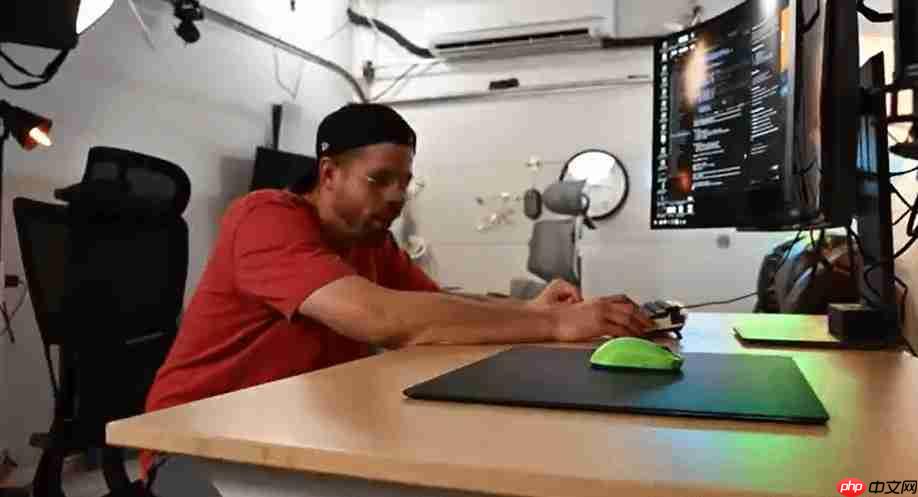 国外大神开发出会自己瞄准的鼠标 比外挂还狠