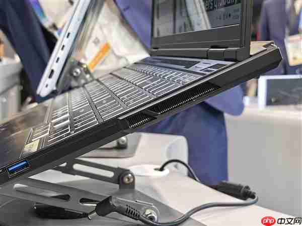 雷神ZERO Air轻薄游戏本实机首秀:仅1.58kg 160W双满血性能释放