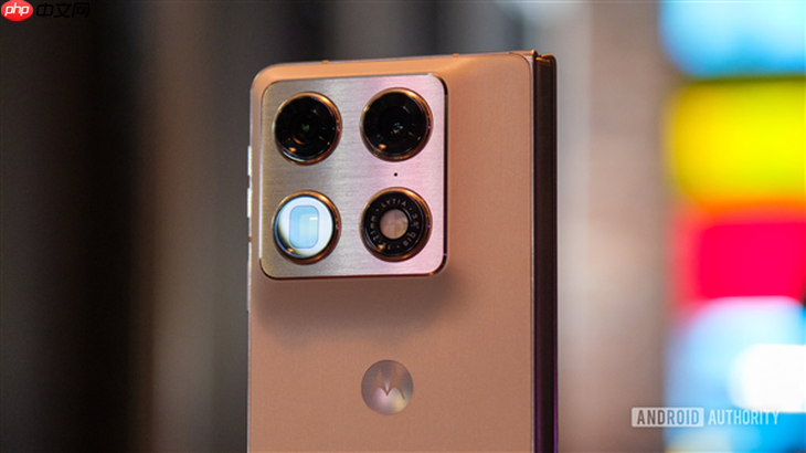 moto推出首款大折叠手机 8.1英寸2K内屏