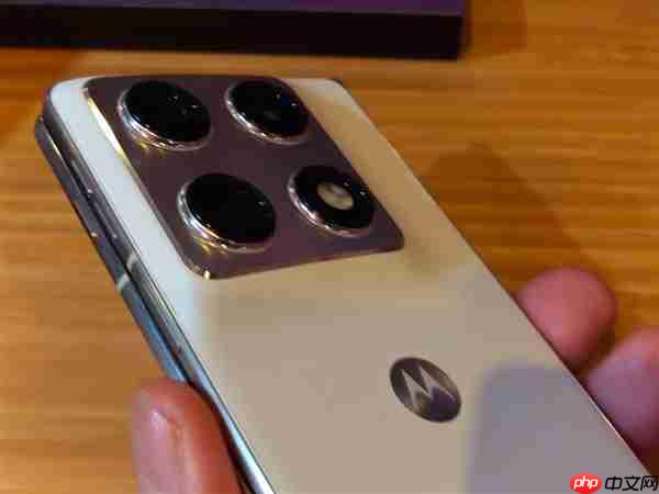 moto首款大折叠屏来了!moto Razr Fold亮相CES