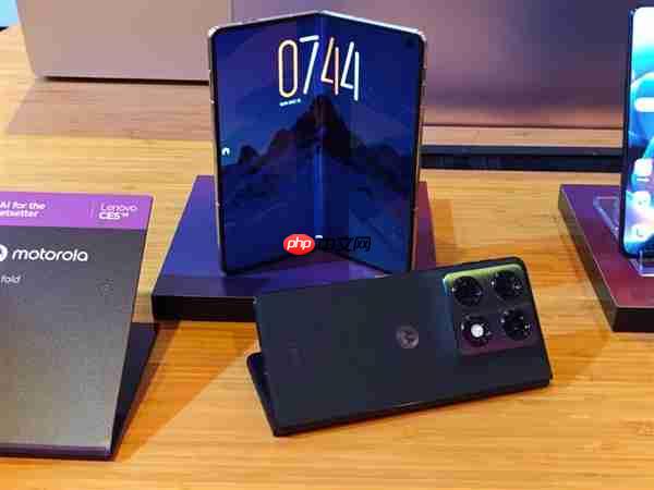 moto首款大折叠屏来了!moto Razr Fold亮相CES