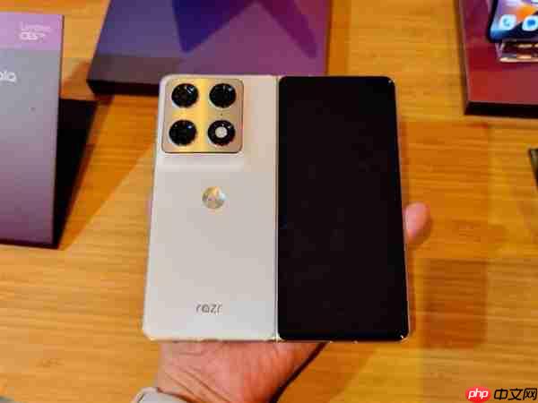 moto首款大折叠屏来了!moto Razr Fold亮相CES