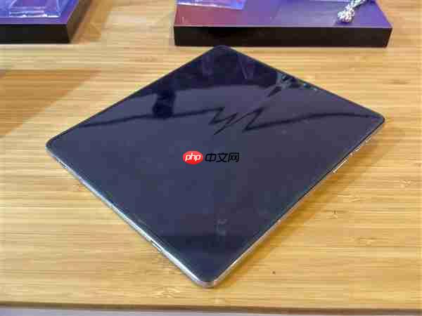 moto首款大折叠屏来了!moto Razr Fold亮相CES