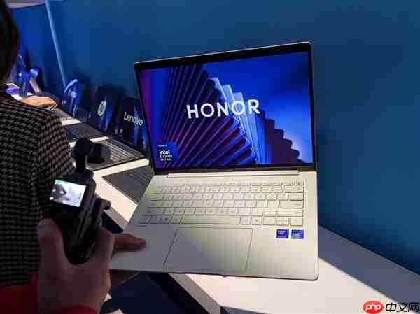 要买笔记本等等！超200款Intel酷睿Ultra 300新机杀到：本月正式开售