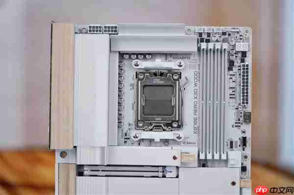 实木+皮革都用上了!技嘉木雕X870E AERO X3D WOOD主板图赏