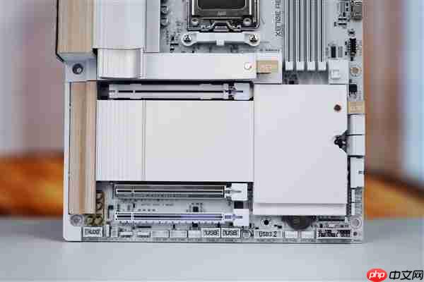 实木+皮革都用上了!技嘉木雕X870E AERO X3D WOOD主板图赏