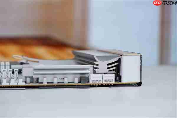 实木+皮革都用上了!技嘉木雕X870E AERO X3D WOOD主板图赏