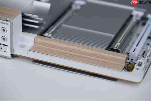 实木+皮革都用上了!技嘉木雕X870E AERO X3D WOOD主板图赏