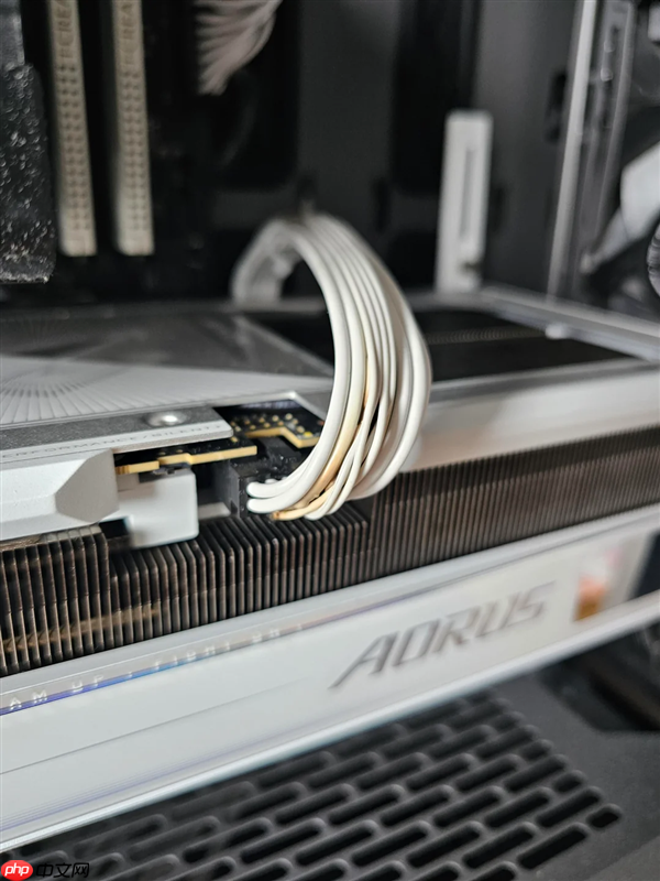 RTX 5090新年第一烧！玩游戏时闻到糊味已心知不妙