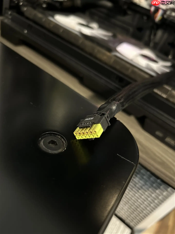 RTX 5090改装上到1350W差点烧毁！华擎温度传感器成功救命