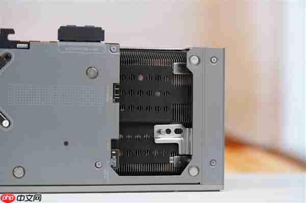 独特背插供电！蓝宝石NITRO+氮动RX 9070 XT显卡图赏