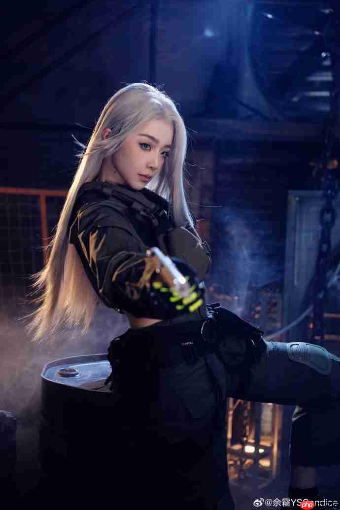 余霜COS《暗区突围》美图 白发侧颜超美丽