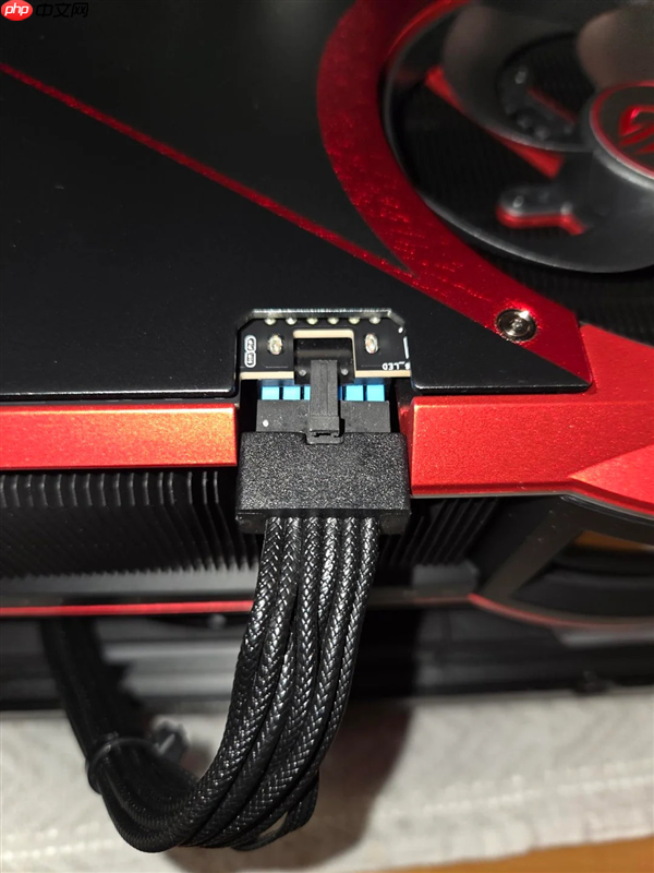 用户吐槽RTX 5090插线难 官方回应:接口偏移是设计的一部分