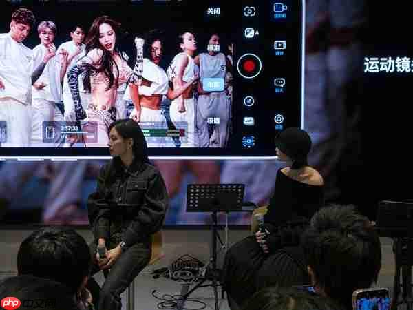 王霏霏携手iPhone 17 Pro 打造全新MV《RUNAWAY》