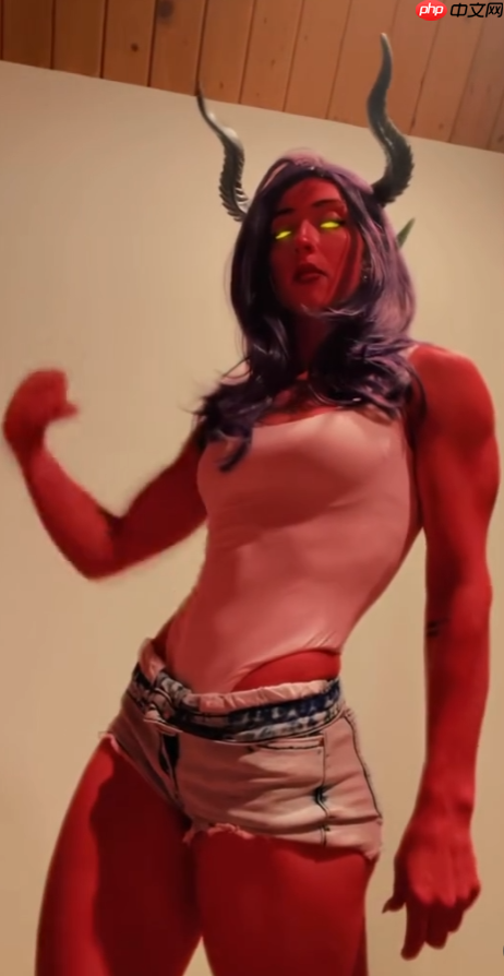 本色出演！肌肉健身美女Cos《超英派遣中心》魔罗芙