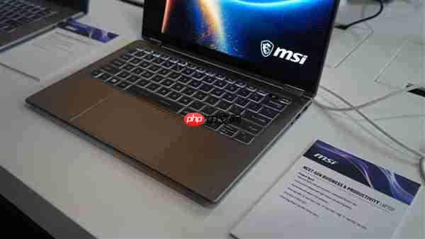 微星展示全球首批Panther Lake笔记本:记者上手连连惊呼