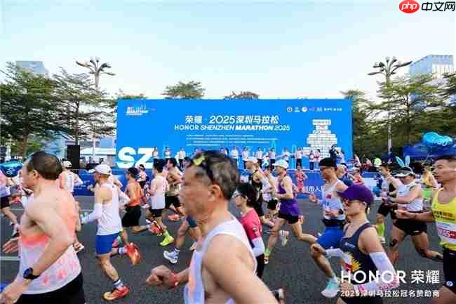 深马官方手表荣耀手表5Pro 点燃荣耀·2025深圳马拉松赛场