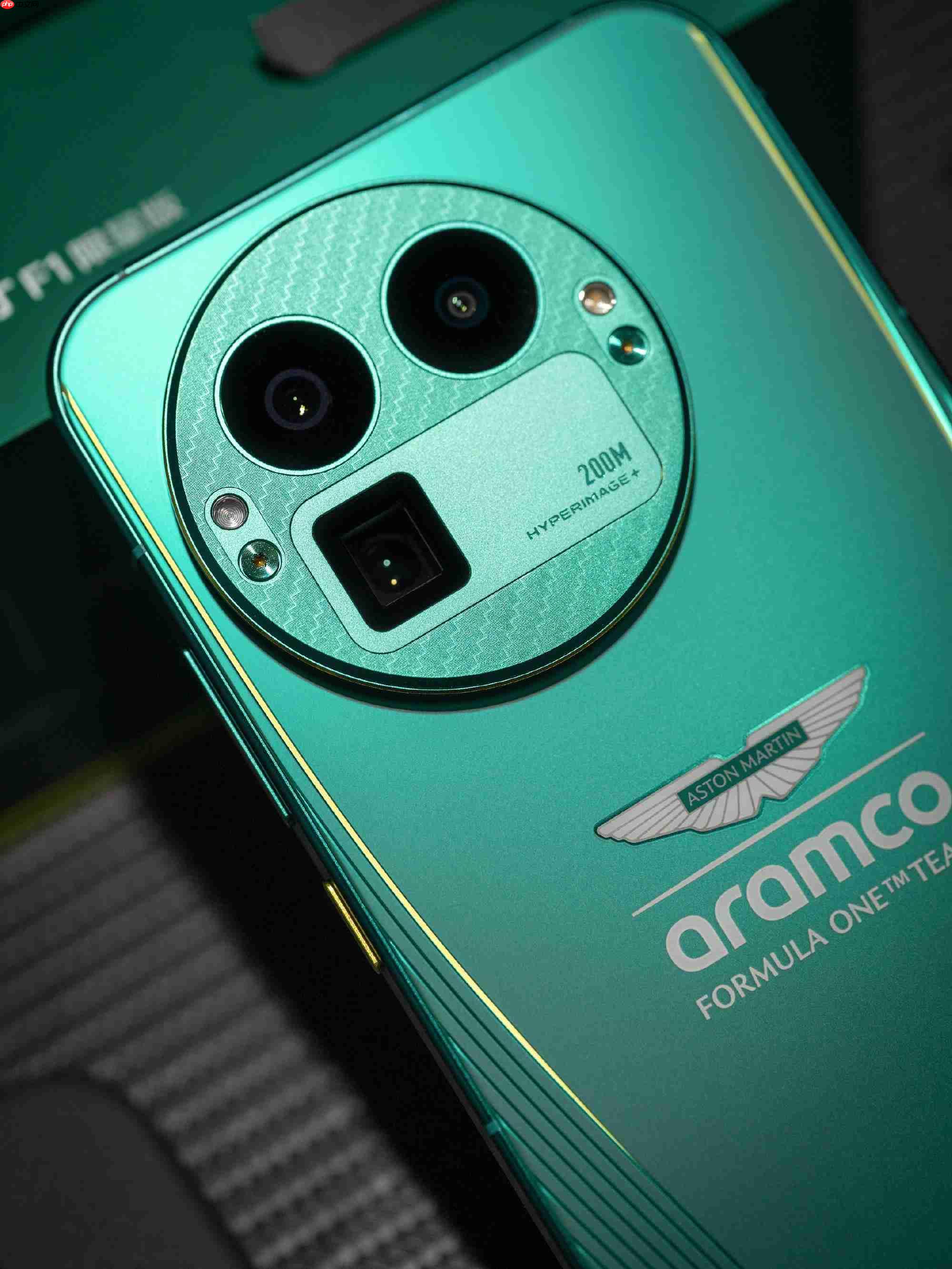 真我GT8 Pro阿斯顿马丁F1限量版正式开售,赛道美学加持