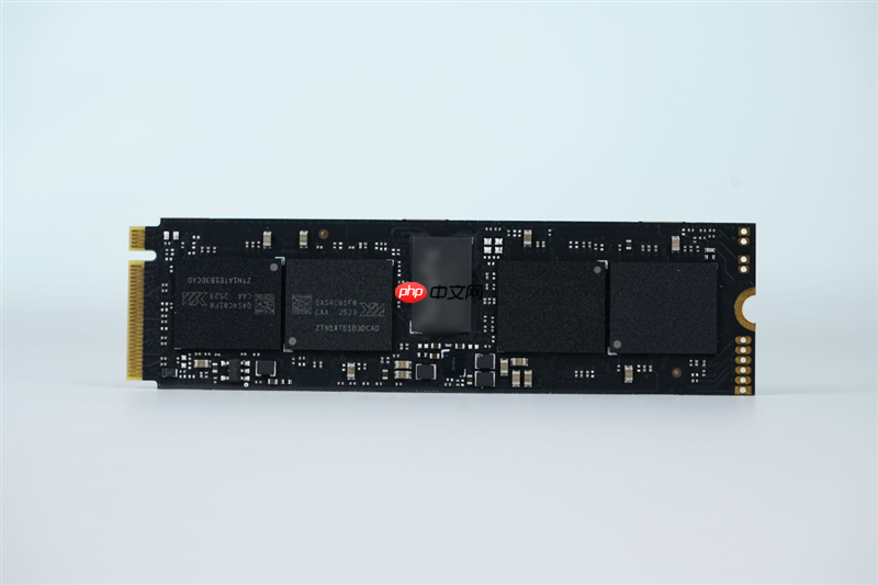 无散热也能满血!长江存储致态小翼e7 1TB SSD评测:原厂品质保障下的性价比王者