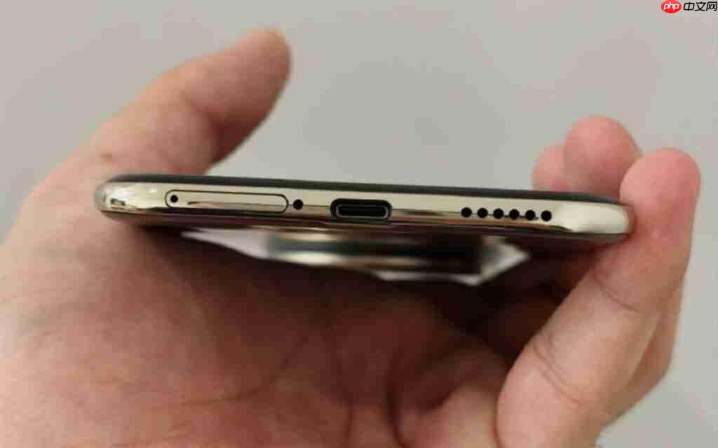 HUAWEI Mate 70 Air 更多实机照片曝光！用四微曲屏有实体 SIM 卡槽、有「这配置」最快 11/11 开卖