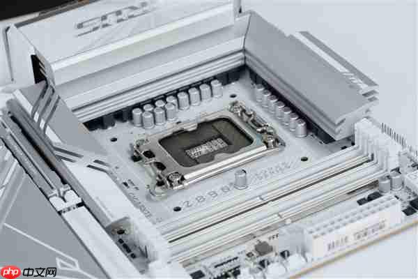 雪景房主机必看!技嘉电竞冰雕Z890 AORUS PRO ICE主板图赏