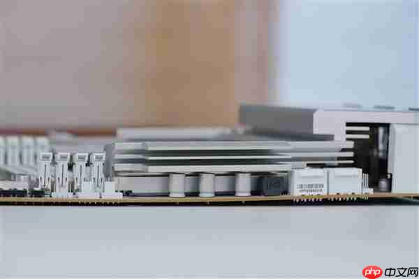 雪景房主机必看!技嘉电竞冰雕Z890 AORUS PRO ICE主板图赏