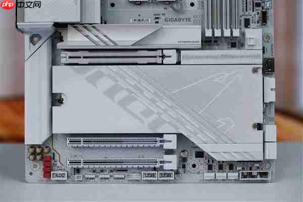 雪景房主机必看!技嘉电竞冰雕Z890 AORUS PRO ICE主板图赏