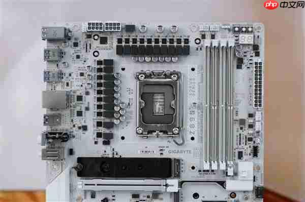 雪景房主机必看!技嘉电竞冰雕Z890 AORUS PRO ICE主板图赏