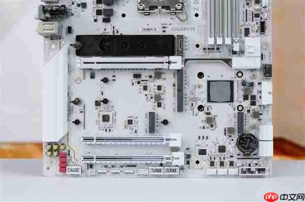 雪景房主机必看!技嘉电竞冰雕Z890 AORUS PRO ICE主板图赏