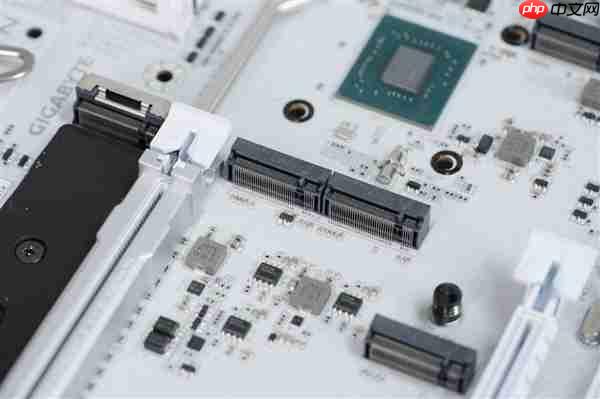 雪景房主机必看!技嘉电竞冰雕Z890 AORUS PRO ICE主板图赏