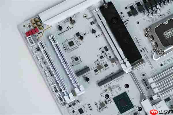 雪景房主机必看!技嘉电竞冰雕Z890 AORUS PRO ICE主板图赏