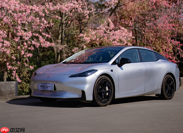 15万买中型纯电性能轿跑!广汽昊铂GT全新Lite版上市