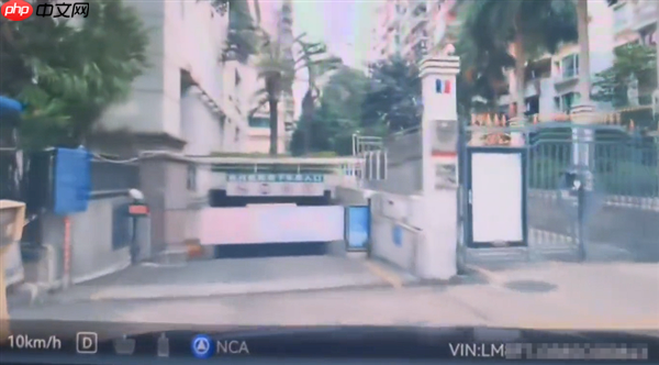 问界M9车主下地库误踩油门差点撞升降杆 小艺:请抬脚!