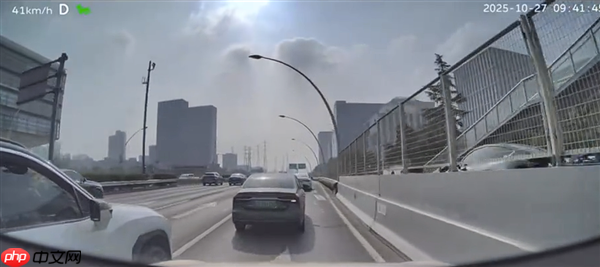 早高峰女司机强势插队 果然撞了