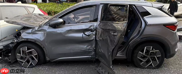 男子带病驾驶 剧烈咳嗽致误踩油门撞车：车辆几乎报废