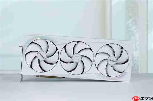 精美纯白设计!技嘉AUROS RTX 5080 MASTER ICE显卡图赏