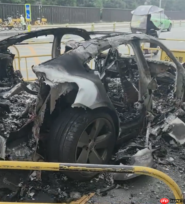 西安一保时捷Taycan起火烧报废 官方曾三次发布电池热失控风险召回