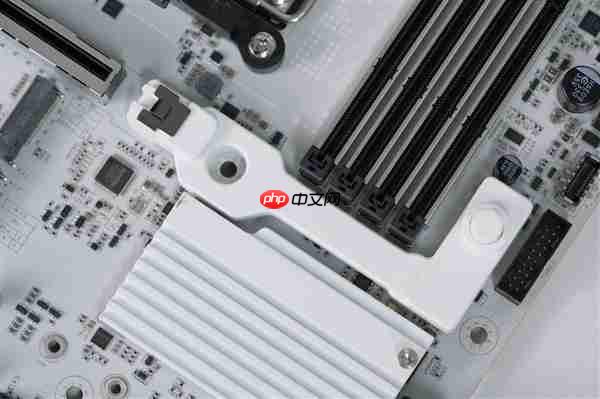 白色高颜值主板！七彩虹CVN B850 ARK FROZEN v14方舟图赏