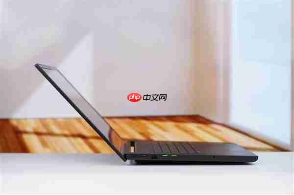 RTX 5090性能怪兽！雷蛇灵刃18 2025游戏本图赏