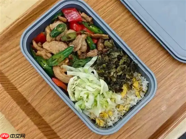 高铁推出17元盒饭 门店现炒：网友直言看完让人胃口大开