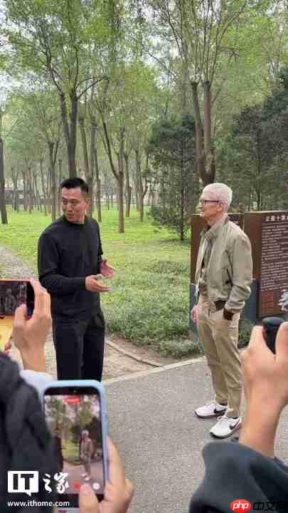 苹果CEO库克现身北京与开发者散步交流
