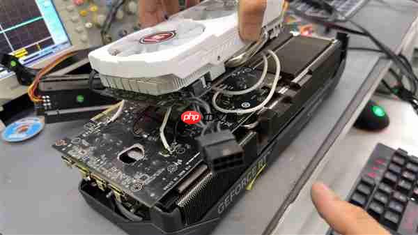 RTX 5070 Ti烧毁 出现一个大洞！竟然嫁接RX 580救活了