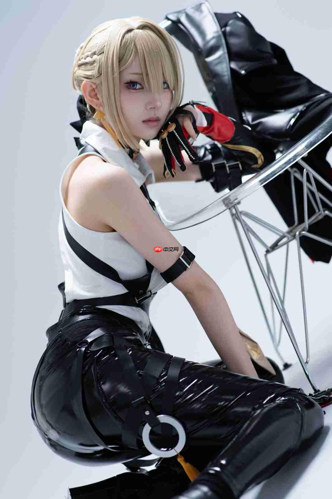 绝美后背！ 日本妹子cos《寂静岭f》深水雏子