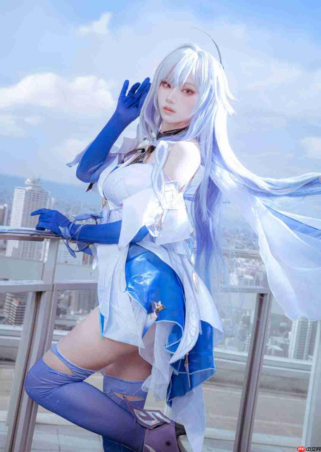 绝美后背！ 日本妹子cos《寂静岭f》深水雏子