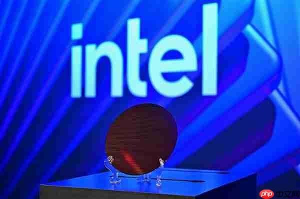 Intel 18A晶圆、芯片现场展示:妥妥的艺术品!