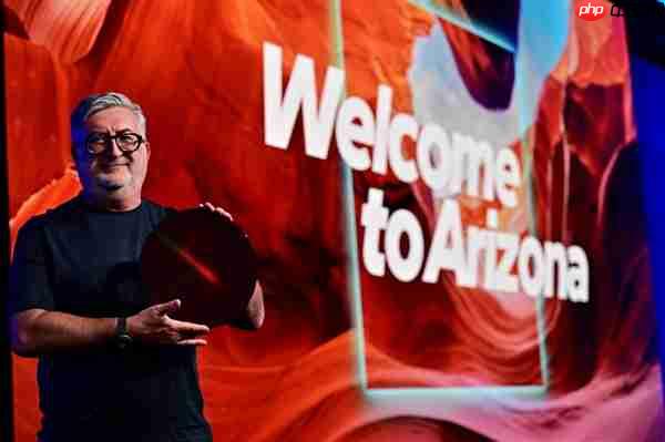 Intel 18A晶圆、芯片现场展示:妥妥的艺术品!