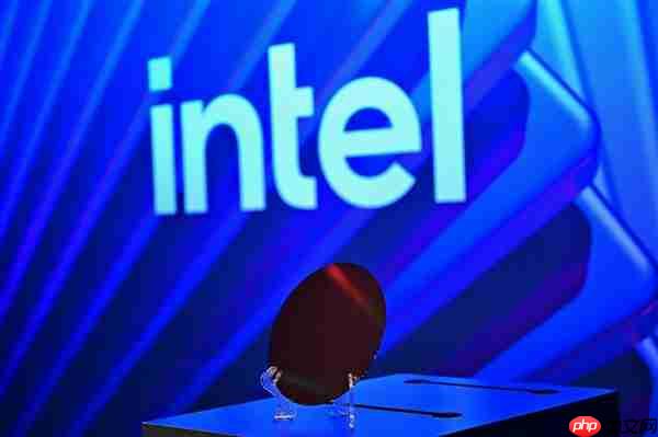 Intel 18A晶圆、芯片现场展示:妥妥的艺术品!