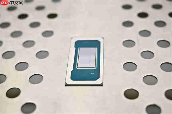 Intel 18A晶圆、芯片现场展示:妥妥的艺术品!