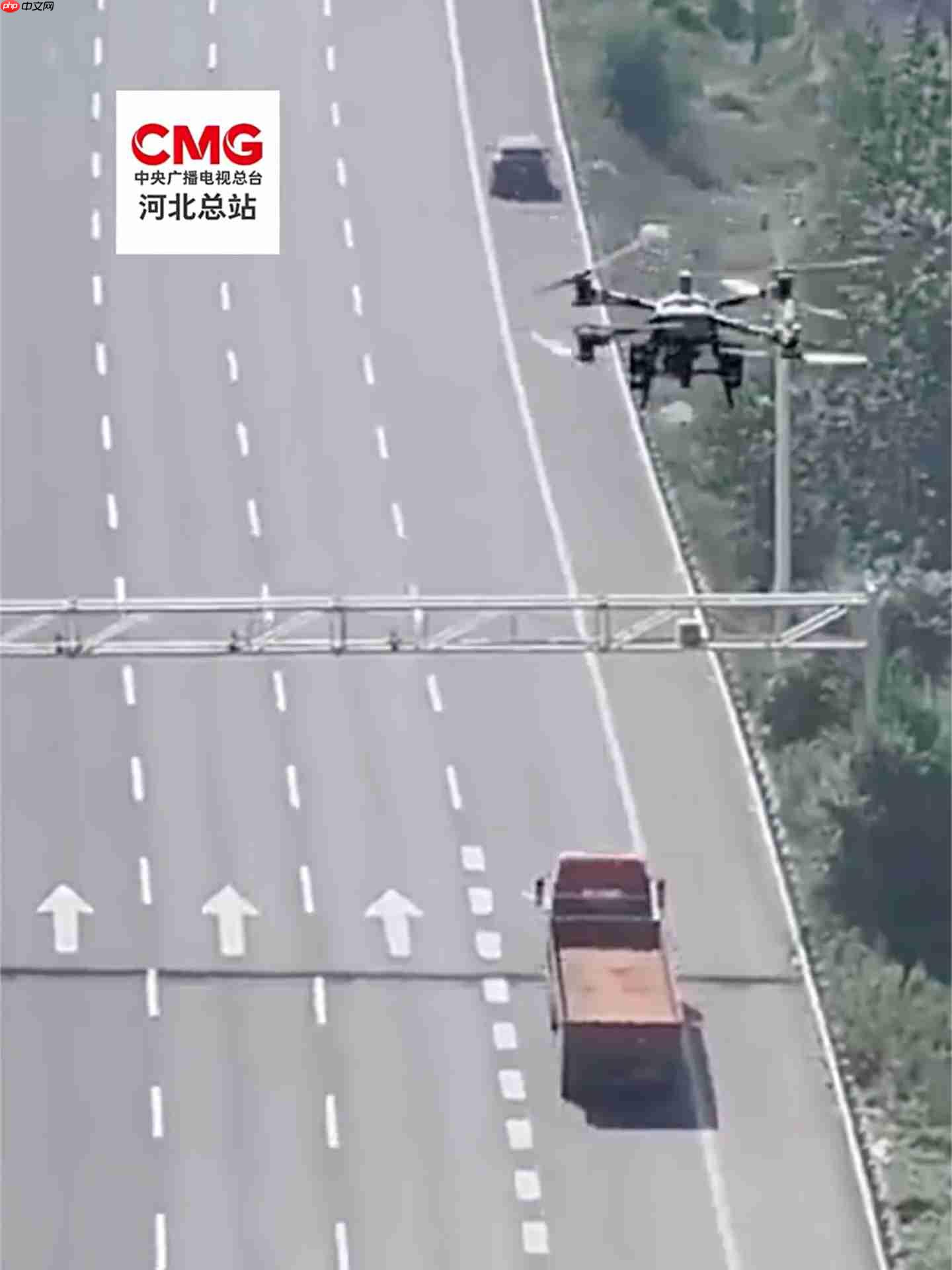 无人机 10 分钟空投急救包:高速交警用无人机救援低血糖女子